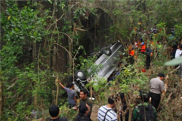 Bus overturns in Indonesia, killing 4 Chinese