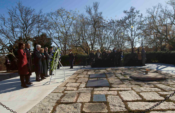 Obamas, Clintons honor Kennedy assassination