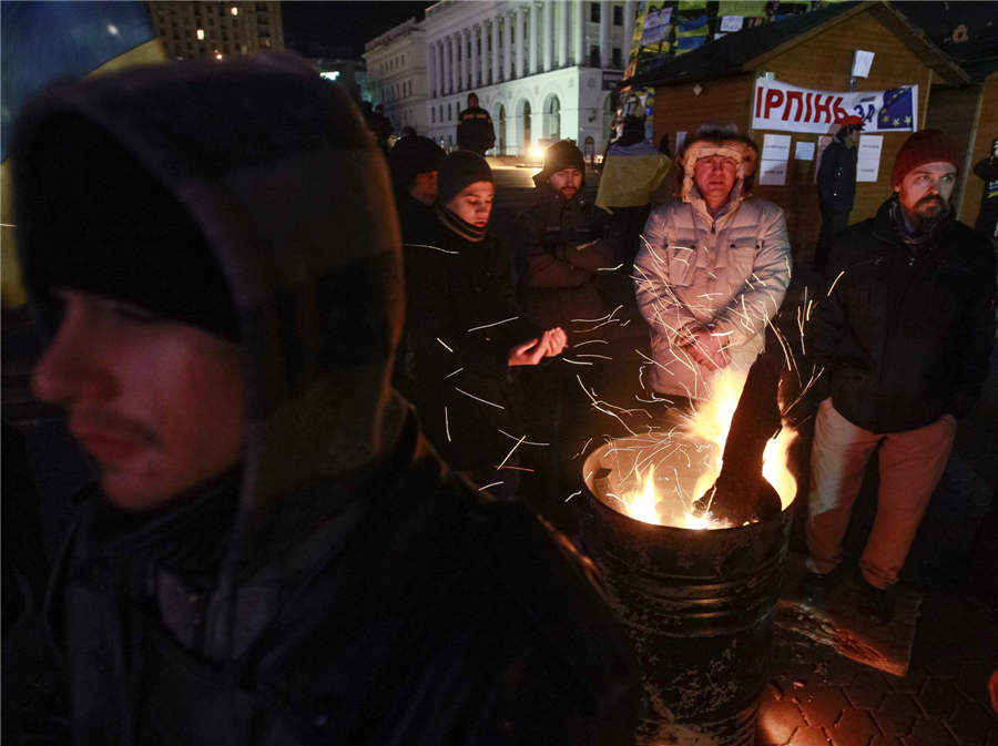 Ukraine protesters threaten tighter blockade