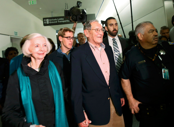 US war vet, 85, arrives home