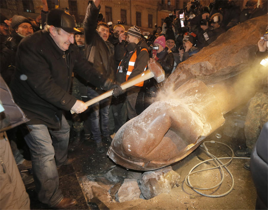 Lenin statue to...