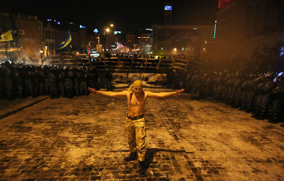 Ukrainian riot police clash with protesters