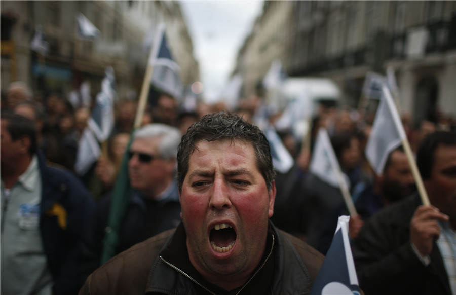 Portuguese shipyard workers protest privatization