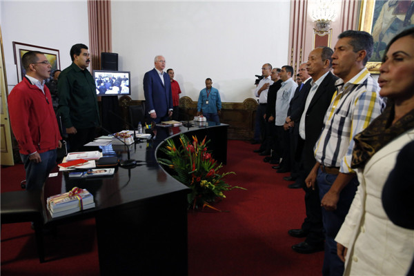 Maduro holds rare dialogue with opponents