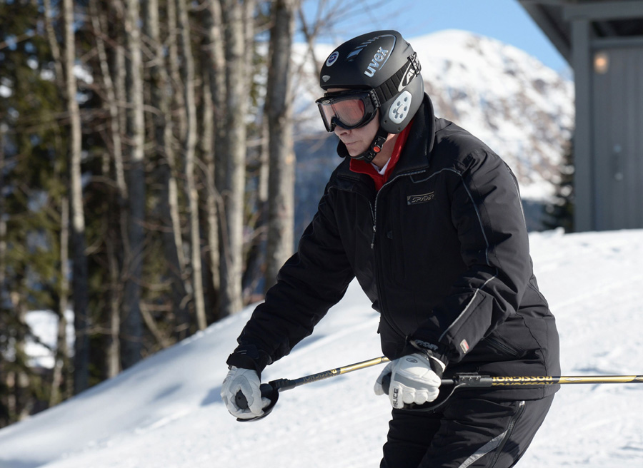 Putin and Medvedev visit ski centre near Sochi