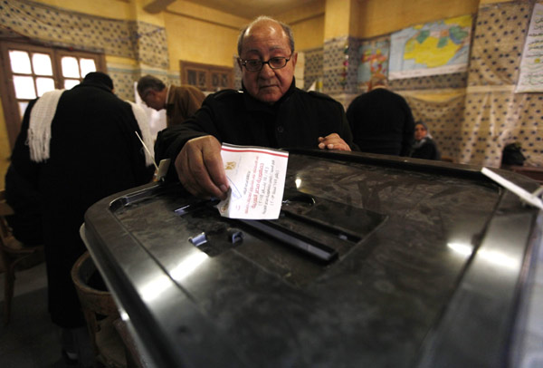 Egyptians begin voting on new constitution