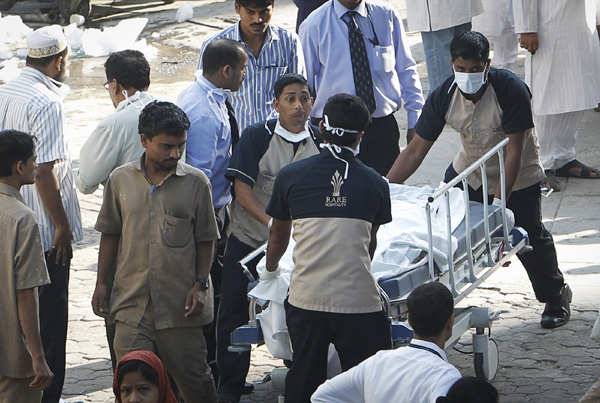 18 killed, 50 injured in stampede in Mumbai