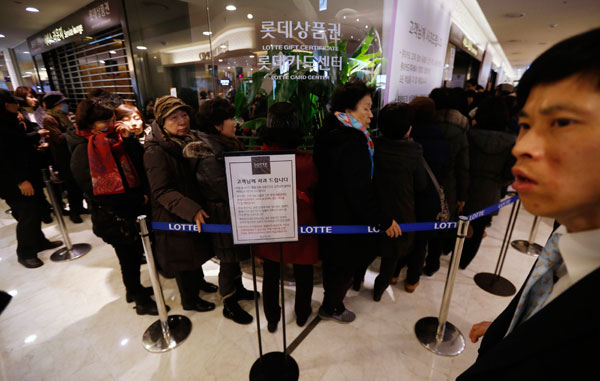 South Koreans sue as credit card details swiped