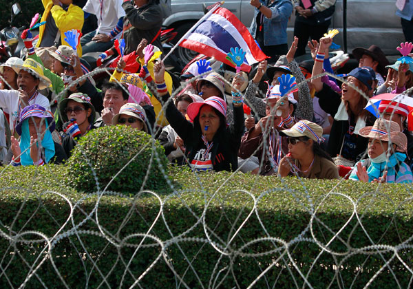 Senior Thai pro-govt 'red shirt' leader shot, wounded