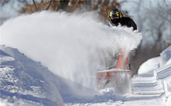 Cold shuts schools, delays travel in US Midwest