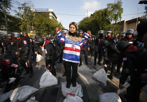 Thai police start to reclaim rally sites, 2 injured