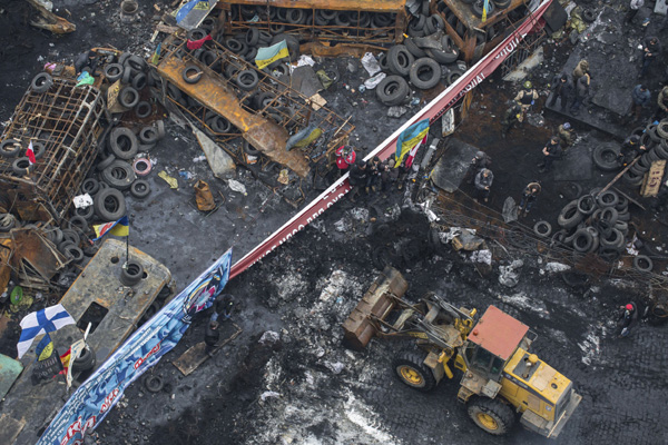 Ukraine protesters end city hall occupation