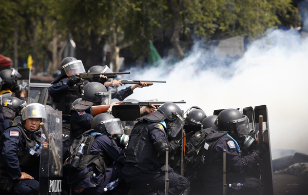 Policeman and protester killed in Bangkok clashes