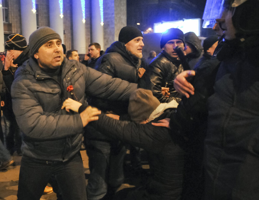 Pro-Russian demonstrators hold rally in Donetsk