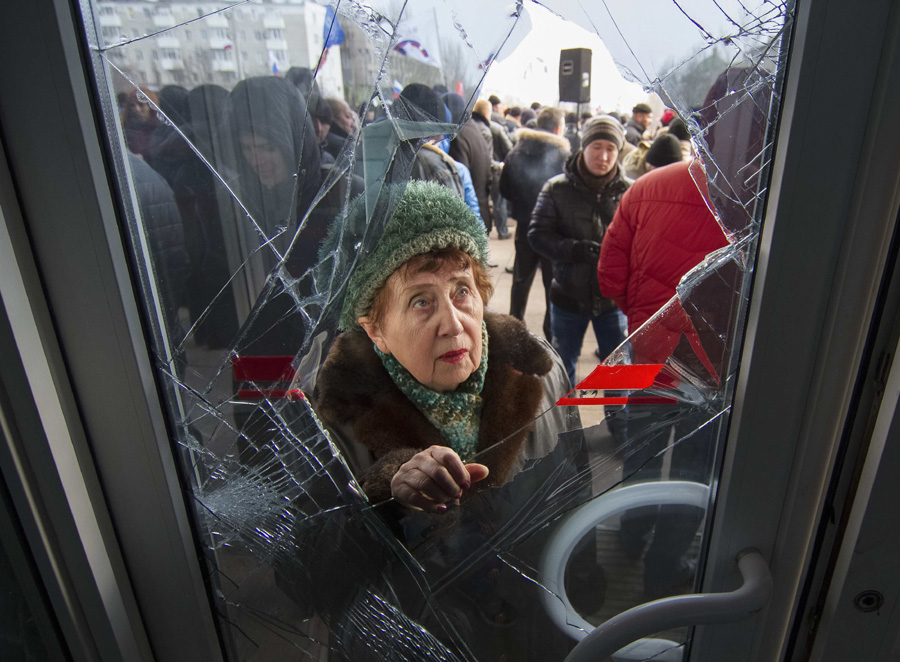 Pro-Russian demonstrators hold rally in Donetsk