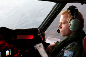 Chinese icebreaker, military planes join search for MH370