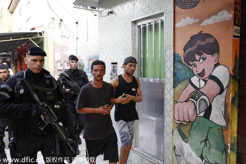 Armies and police sent to 'pacify' slum in Brazil