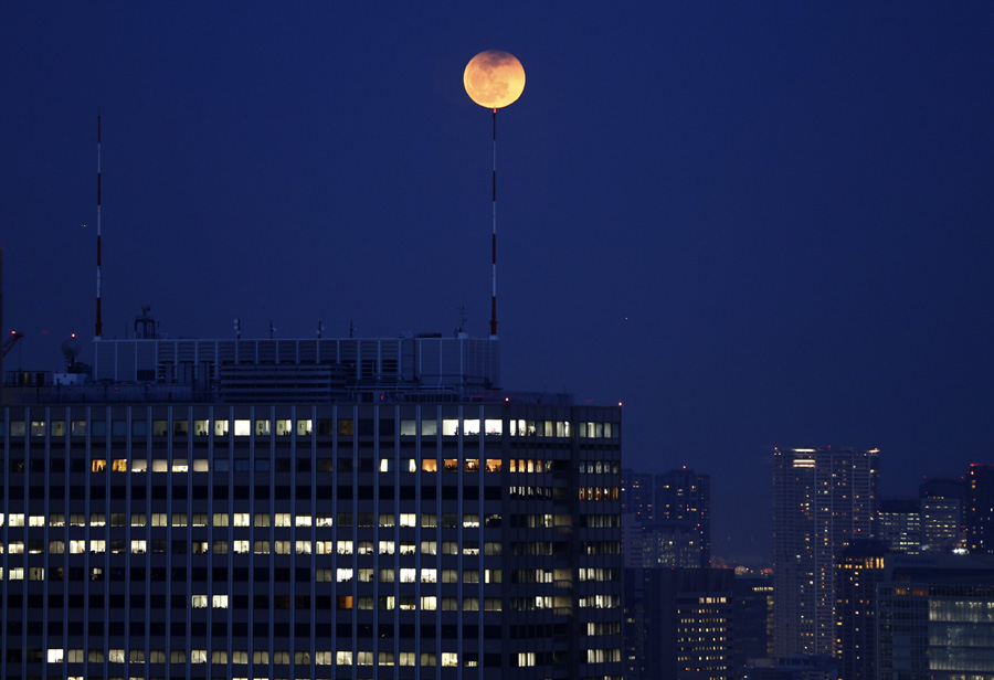 atchers see 'blood moon' in total lunar eclipse[4