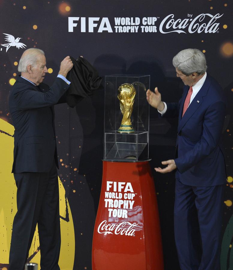 Biden, Kerry unveil World Cup trophy in Washington[3]