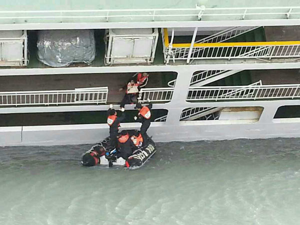 South Korean ferry sinks off south coast