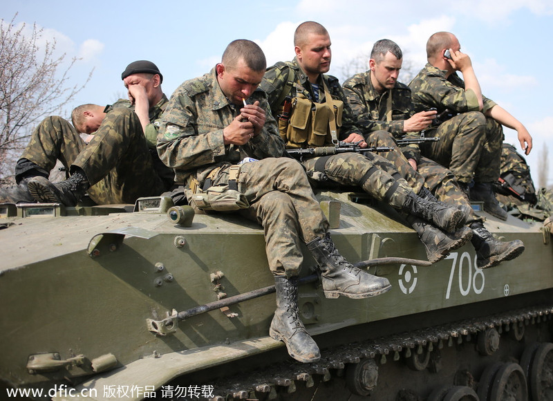 Ukrainian servicemen blocked by local residents in Kramatorsk