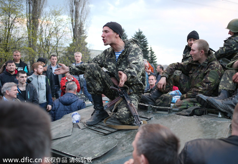 Ukrainian servicemen blocked by local residents in Kramatorsk