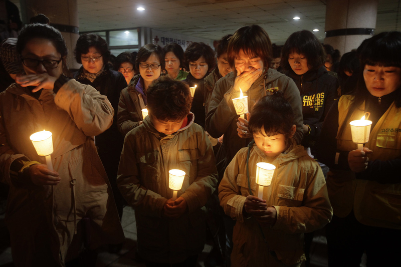 Students pray for missing friends on South Korean ferry