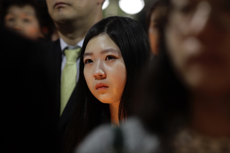 Students pray for missing friends on South Korean ferry