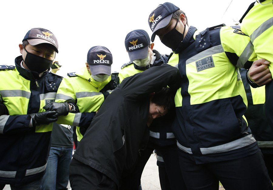 Angry relatives clash with S.Korea police