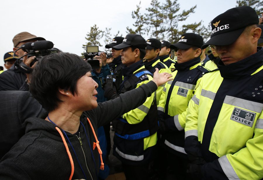 Angry relatives clash with S.Korea police