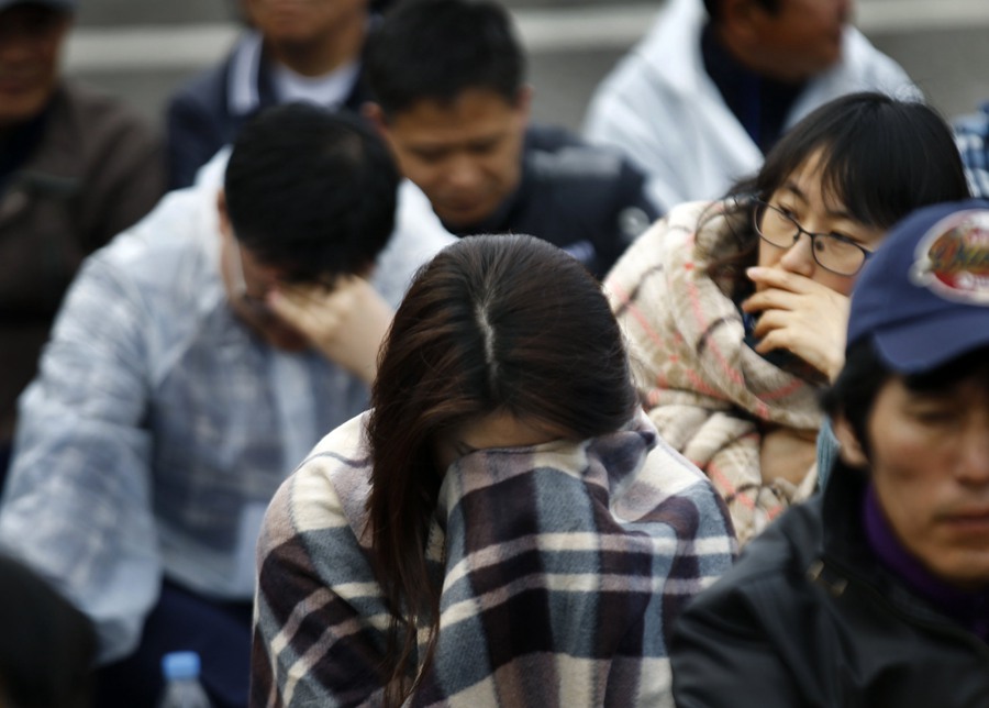 Angry relatives clash with S.Korea police