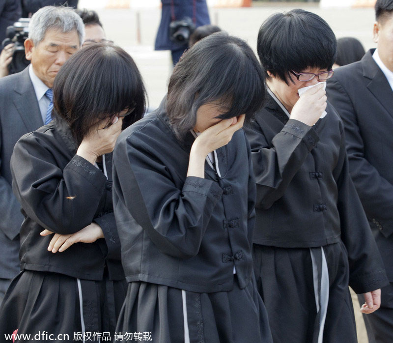 People suffer in funeral for victims, South Korea