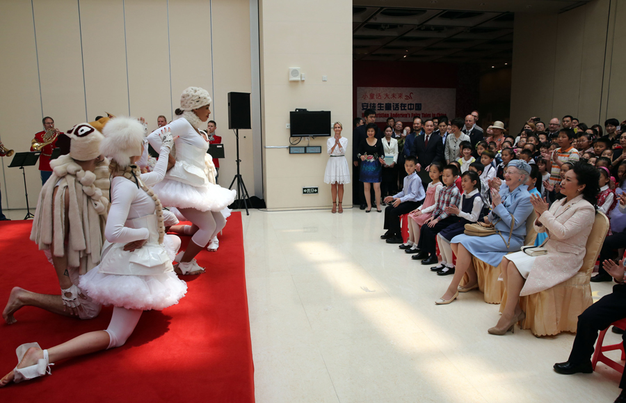 First lady and Danish Queen read stories for children