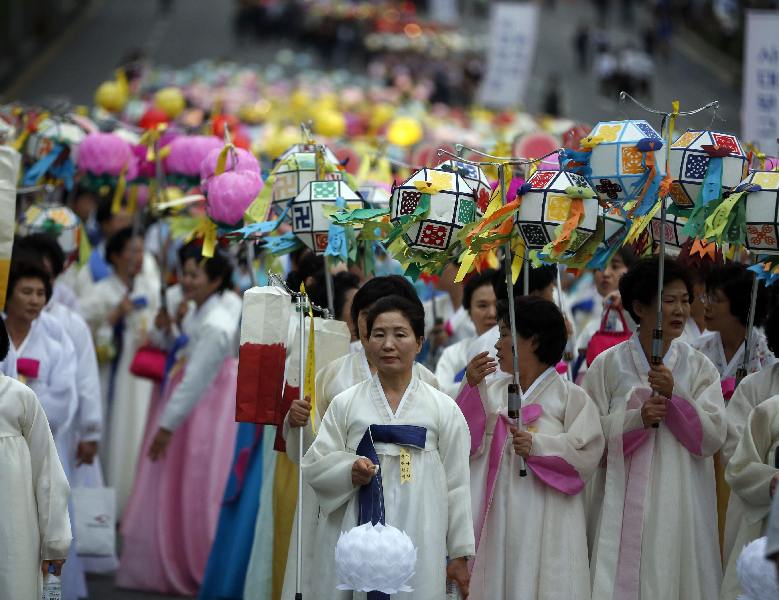 S Koreans pray for ferry victims during lotus lantern parade