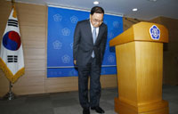 S Korean president apologizes for ferry response