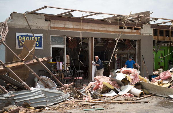 US storm system kills 19, tornado hits Mississippi city
