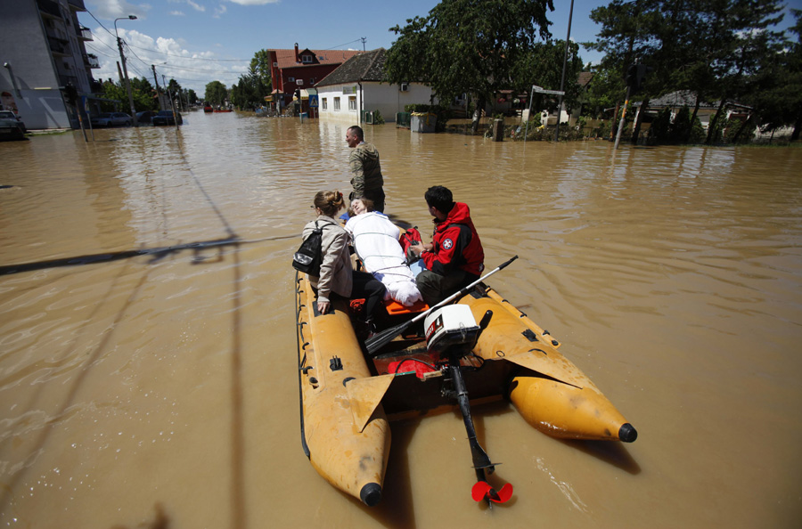 Flooding threatens Serbia power plants, 37 dead