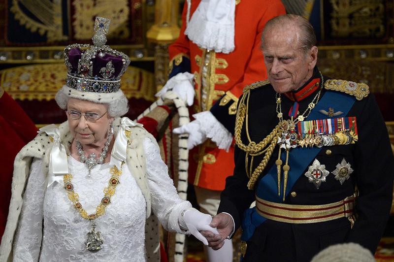Queen Elizabeth travels in new Diamond Jubilee State Coach