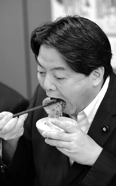 Japan PM vows to proceed with commercial wh