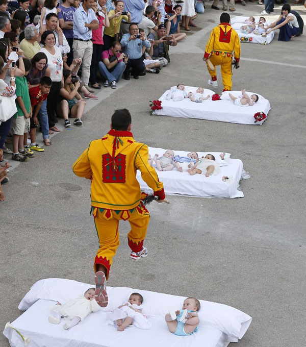 'Baby jumping' festival in Spain