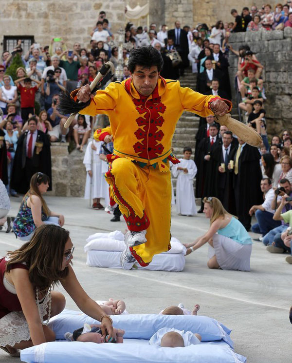 'Baby jumping' festival in Spain