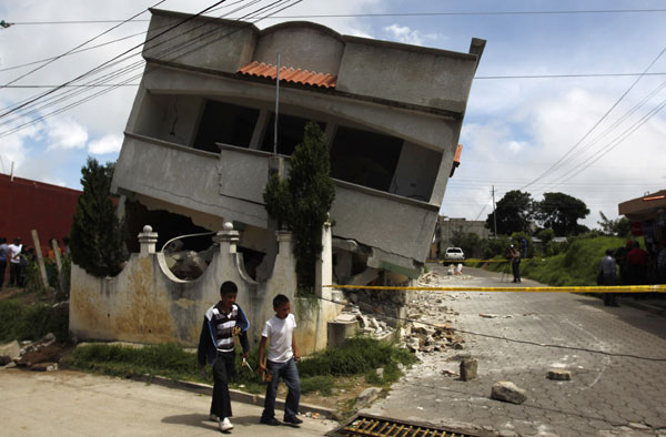Quake slams Mexico, Guatemala