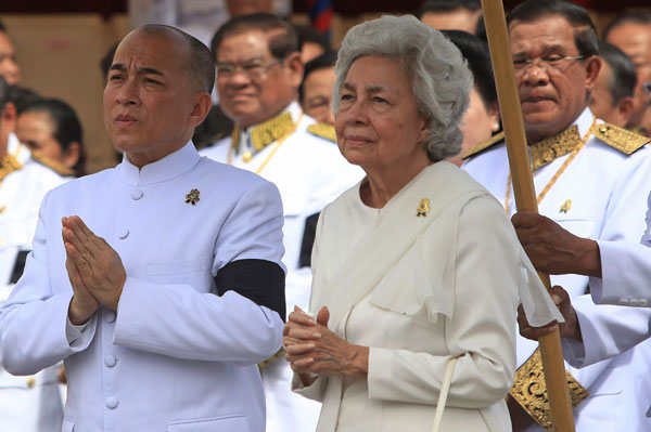 People join parade to enshrine late Sihanouk's remains