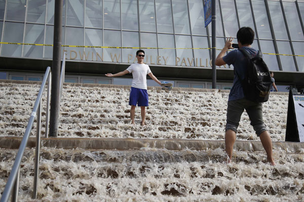 Broken water main floods UCLA