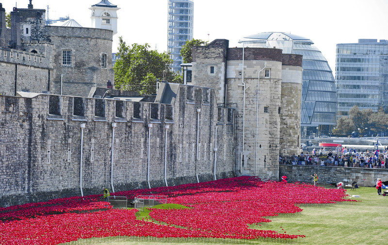 Ceramic poppies take shape at London Tower to mark WWI