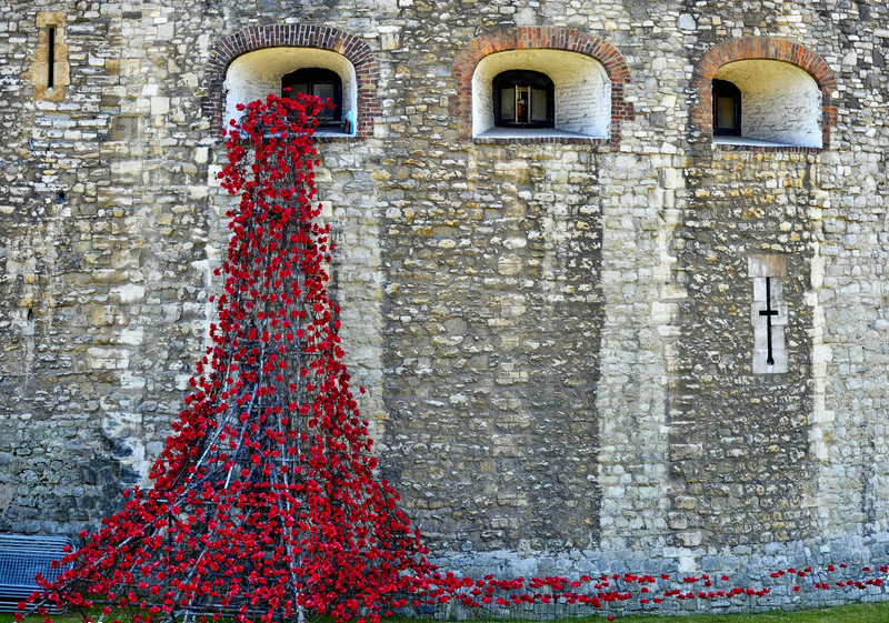 Ceramic poppies take shape at London Tower to mark WWI