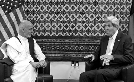 Afghan candidates end clash