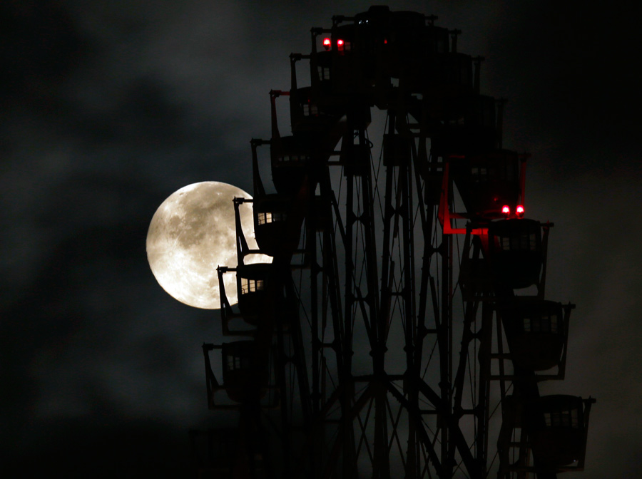 'Supermoon' observed around world