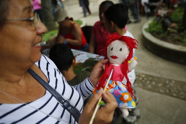 Venezuelans fashion toys to welcome Gaza's children