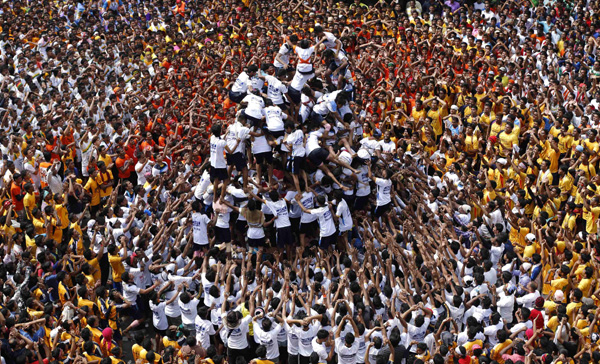 Human pyramid devoted to Hindu god in Mumbai